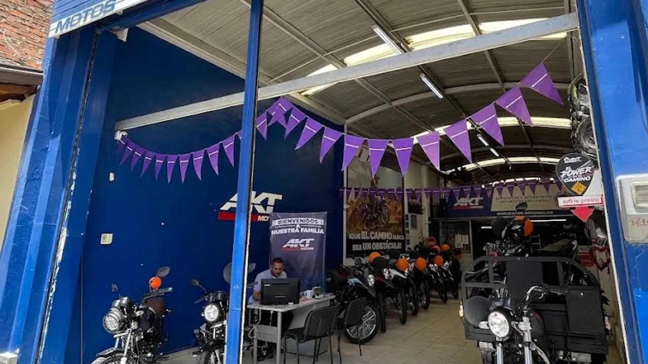 Fachada de AKT Envigado